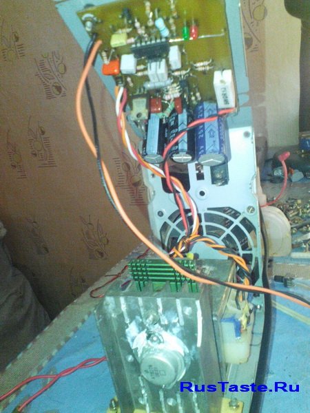 Печатная плата зарядки установлена под верхом